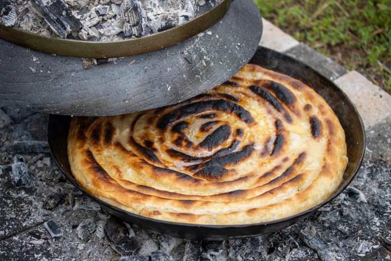 Pečenje hleba ispod sača u selima Homolja: Miris detinjstva koji se ne zaboravlja