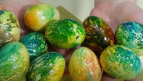 Vaskršnje farbanje uz pomoć PLASTIČNE FLAŠE: Jednostavan i kreativan trik za šarena, unikatna i apsolutno očaravajuća jaja