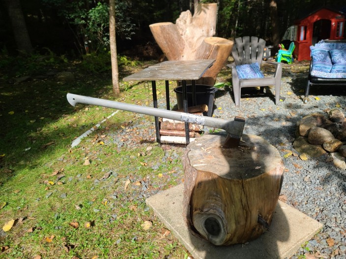 Sekira ispod kreveta: Verovanje da oštrica čuva od „noćne senke“