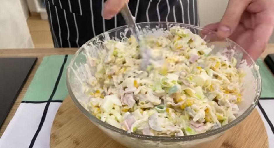 SVEČANA ĐURĐEVDANSKA SALATA KOJOJ NEMA RAVNE: Ukus obara s nogu, toliko je JEDNOSTAVNA da može čak i dete da je spremi