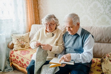 Upletanje sudbine: Verovanje da žena „uzima svetlost“ kada plete pre zore