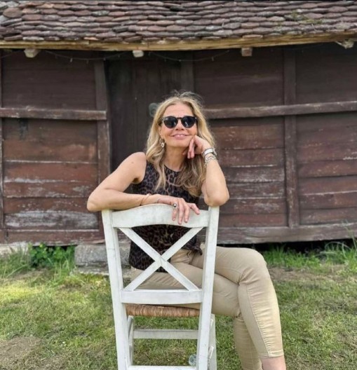 "Kosim travu, sadim paradajz i peršun": Ovako izgleda kuća na selu Mirjane Bobić Mojsilović, a dvorište ostavlja bez daha