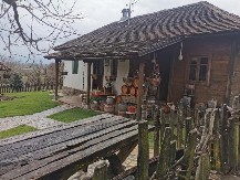 MUZEJ RAKIJE U ČAČKU: Ima i prepečenicu iz Drugog svetskog rata, a Cane otkriva zašto je srpska šljivovica bolja od viskija FOTO