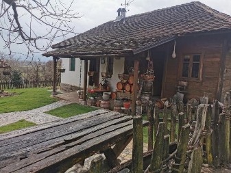 MUZEJ RAKIJE U ČAČKU: Ima i prepečenicu iz Drugog svetskog rata, a Cane otkriva zašto je srpska šljivovica bolja od viskija FOTO