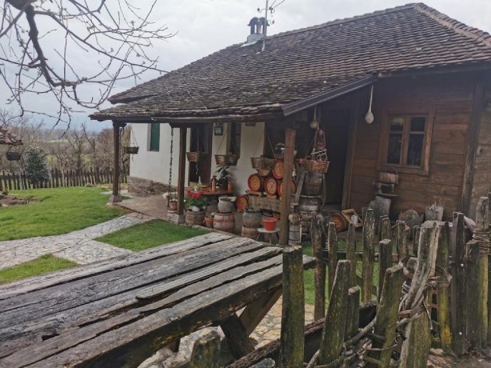MUZEJ RAKIJE U ČAČKU: Ima i prepečenicu iz Drugog svetskog rata, a Cane otkriva zašto je srpska šljivovica bolja od viskija FOTO