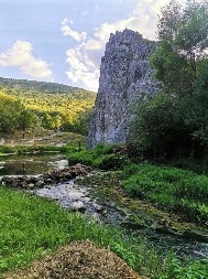 TAJANSTVENA STENA U SELU BLIZNAK: Kako je nastala legenda o kamenu koji leči bolesti?