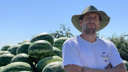 Ostao u svom selu i vredno radi, proizvede na tone i tone lubenica godišnje: Sava iz Deronja mladi poljoprivrednik za primer, sa porodicom obrađuje preko 100 hekatara zemljišta