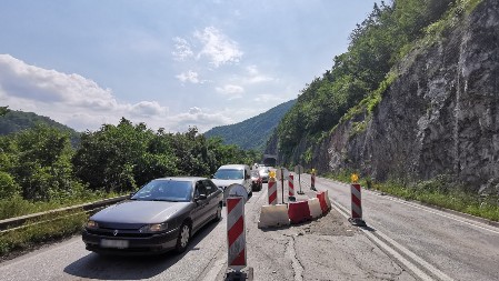 Presvlači se asfalt na autoputu "Miloš Veliki", vozači otvorite "četvore oči"