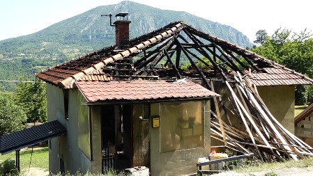 Udahnuo sam i uleteo u sobu punu crnog dima: Đevat spasio ženu sa posebnim potrebama iz plamena, skromna kuća vredne porodice izgorela do temelja