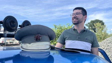 "Beži, ide narodna milicija": Mladi Čačanin Ilija oživeo plavog stojadina iz Žikine dinastije, imao je i poseban razlog za to