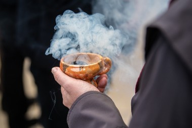 KAKO SE PRAVILNO KADI KUĆA? Neizostavni hrišćanski ritual u domovima mnogih Srba ima jaku simboliku i TERA NEČASTIVE SILE I DUHOVE