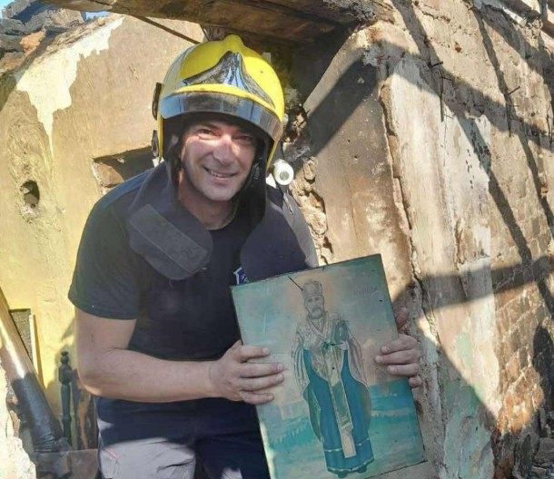 Vatrogasci spasili šest kuća u Šapcu: Iz jedne izvukli netaknutu ikonu Svetog Nikole, požar joj nije mogao ništa