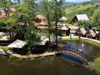 JEZERO U SRBIJI NA KOM OSTRVA PLUTAJU! Meštani tvrde da nema dno, staro je milion godina, NEVEROVATNA priča o nastanku