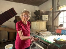 Gordana je vodenicu nasledila od oca, a sada su je obnovili njeni sinovi: Na Ateničkoj reci u Čačku čuva se tradicija predaka a vodenički kamen i dalje melje - odavde stiže najzdravije brašno