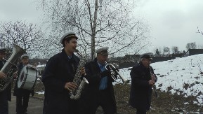 U OVOM KRAJU SRBIJE KAD SMRT U FAMILIJI IDE PO REDU, SPREME PRASE I MUZIKU?! Oni su Crno dugme a na groblju su svirali čak i KOLO