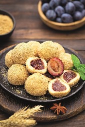 Oduvali smo prašinu sa starog kuvara i pronašli pravi recept za gomboce sa šljivama: Bakin trik da vam uspeju iz prve