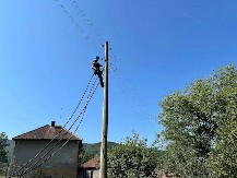 Stare drvene bandere iz doba Tita konačno se menjaju: Sela u Gornjem Milanovcu dobijaju novu i modernu elektromrežu vrednu preko 30 miliona dinara