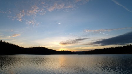 Planinarske staze i ribolovačke priče na Garaškom jezeru - Najlepša vodena oaza u srcu Šumadije