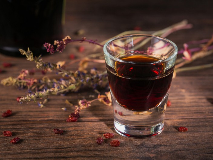 TAJNA RAKIJE TRAVARICE ZBOG KOJE SU SRBI DUGOVEČNI I ŠTA JE "DEVET BILJAKA ZA ŽIVOT": Recepti za zimu!