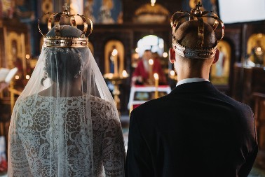 MISTERIJA PRVE GODINE: Zašto se u narodu verovalo da mladi par ne sme da sedi na istoj stolici i šta to znači za njihovu sreću