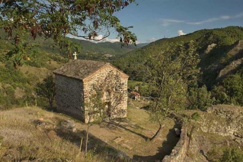 U OVOJ CRKVI NA JUGU DEŠAVAJU SE ČUDA! Podignuta je na VRAŽJEM KAMENU, a evo šta da očekujete tamo!