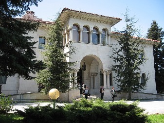 Svi znate za Beli dvor, ali da li ste čuli za KRALJEVSKI? Jedno vreme bio i zabranjeni grad, krije tajne dinastije Karađorđević, evo kako sad izgleda (FOTO)