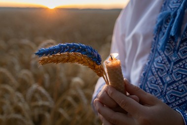 Običaj “prosipanja žita” na slavama – zašto je šaka pšenice važnija od stotinu reči?