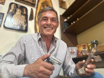 Sigurna ruka, strpljenje i osećaj za svetlo i senku: Milovan iz sela Bapsko polje je pirograf - ono što on stvara ne može da napravi veštačka inteligencija