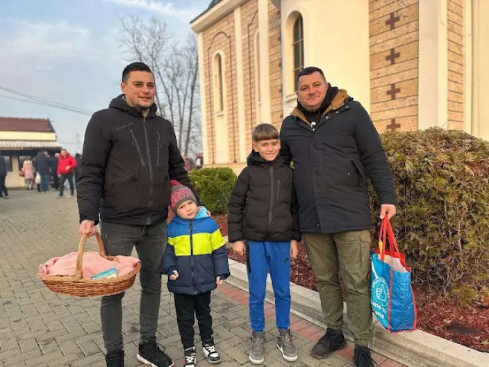 Dan koji okuplja Srbiju, prelepe slike ispred crkve za Svetog Nikolu: Braća Miletić iz Čačka sa sinovima došli da prekade slavski kolač - tradicija se čuva i poštuje