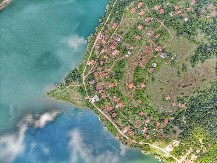 Veštačko, a izgleda kao da ga je sama priroda stvorila: Ovo jezero je izletište u okolini čuvene banje