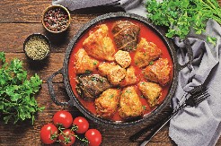 Saznajte kako se pravi posna sarma koja se ne raspada uz jedan trik. Otkrivamo tajni sastojak koji menja meso i drži svaki smotuljak čvrsto.