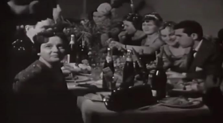 OVAKO JE IZGLEDAO DOČEK NOVE GODINE U JUGOSLAVIJI: Na stolu meze na čačkalicu, činija salate, domaće kiflice i flaša pića! (FOTO/VIDEO)