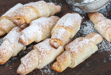 Starinske kiflice sa džemom, mirišljave i meke kao pamuk