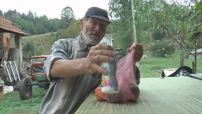 MILUTIN JE FENOMEN Muškarac iz Srbije "gazi" osmu deceniju, a jede samo BAJATU HRANU i tvrdi da mu ona najviše prija!