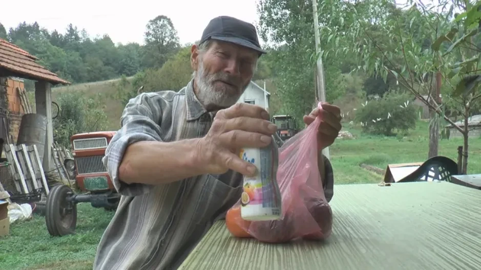 MILUTIN JE FENOMEN Muškarac iz Srbije "gazi" osmu deceniju, a jede samo BAJATU HRANU i tvrdi da mu ona najviše prija!