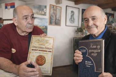 Pet decenija ovaj čovek radi kao novinar i kaže - mi smo u penziji samo na papiru: Čuveni Fića beleži život i tradiciju širom Srbije