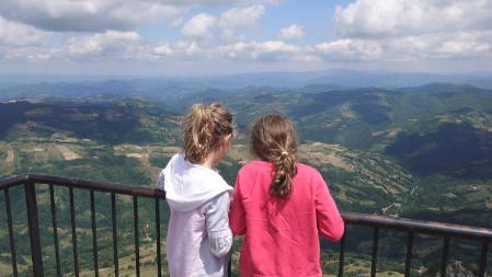 Sa planine Mučanj pogled puca na čitav ivanjički kraj, za avanturiste tu je i gvozdeni put kojim se stiže do četničke pećine