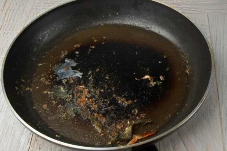 Caka sa folijom za čišćenje masnoće sa tiganja i šerpi će vas raspametiti! Bez hemije, bez sunđera, sve skida!