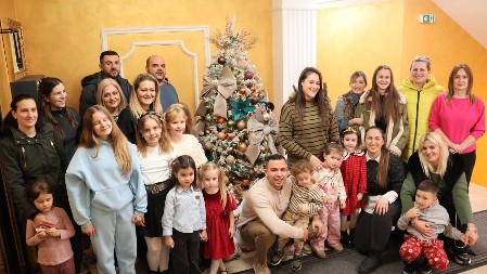  Uz slogu i trud komšija prelepo zasijala višespratnica u kojoj živi preko 40 mališana - deca oduševljena 