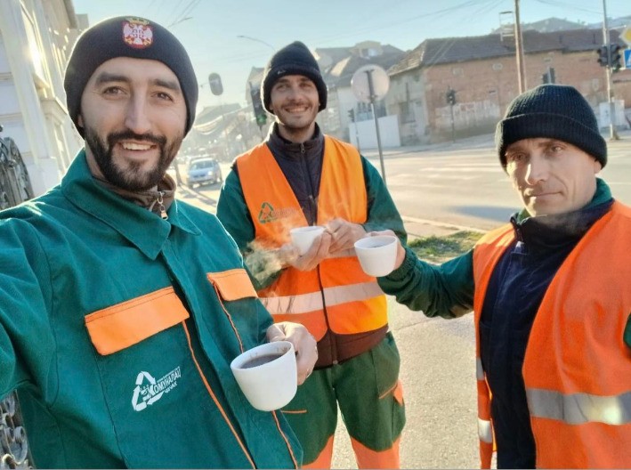 Nema pauze za vredne komunalne radnike u Čačku, od rane zore su na svojim radnim mestima
