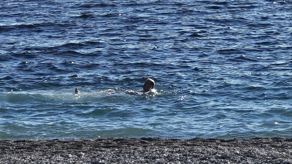 Otvorena sezona kupanja na Crnogorskom primorju već 1. januara, brčkanje u ledenoj vodi kao da je jul
