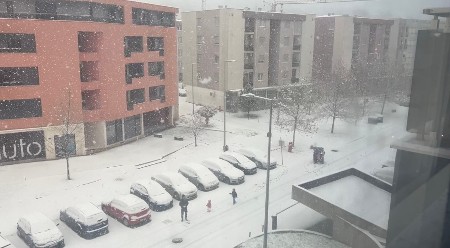 Godinama nije ovako padalo, deca su oduševljena: Snežna mećava u Podgorici