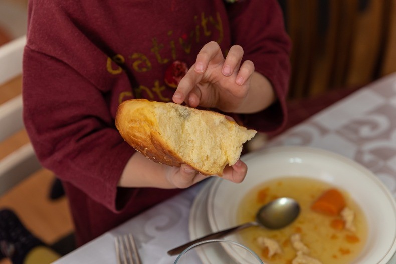 ŠTA TREBA DA URADITE SA NOVČIĆEM IZ ČESNICE? Mnogi prave istu grešku, a uz ovaj običaj će vas pratiti sreća