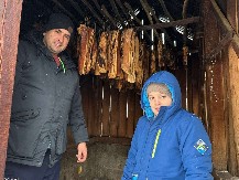 Sa sinovima čuva tradiciju i suši meso na tradicionalan način - ništa ne miriše kao domaća pršuta