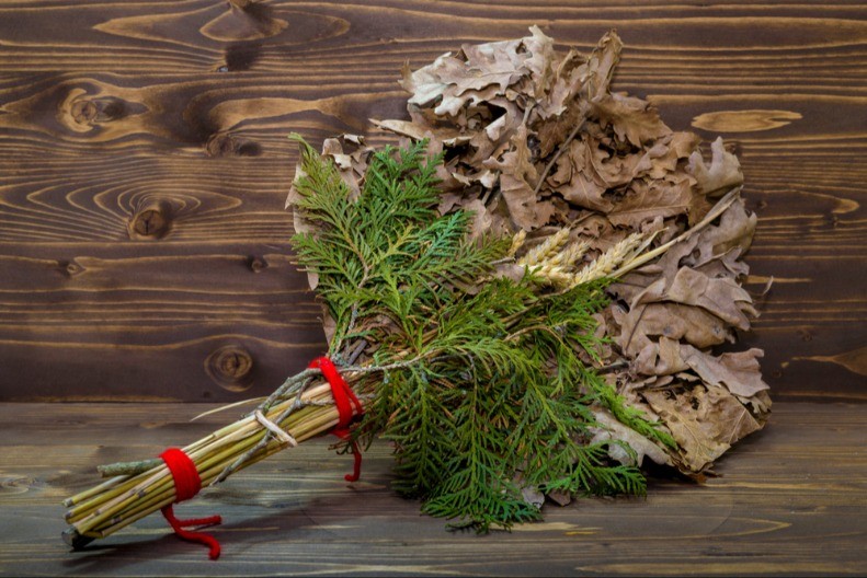 Šta se radi sa badnjakom posle Božića? Da li je greh ako ga bacite u kontejner?