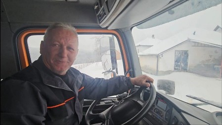 Starac slomio nogu u udaljenom selu, on odmah upalio skip i po mećavi otišao po njega: Željko je heroj Suvobora 