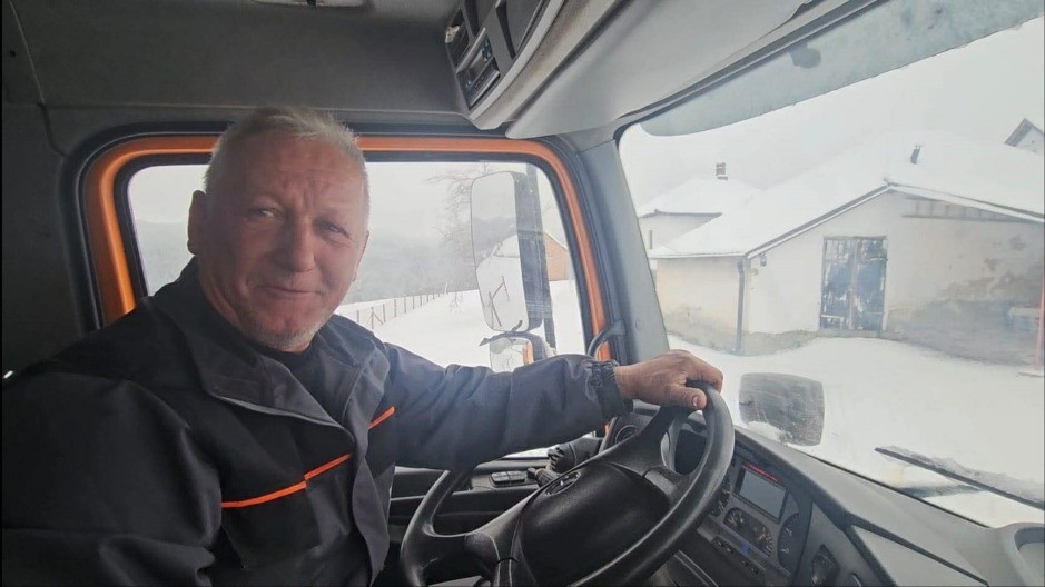 Starac slomio nogu u udaljenom selu, on odmah upalio skip i po mećavi otišao po njega: Željko je heroj Suvobora 