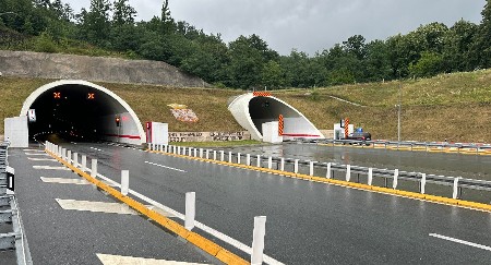 Vozilo u kvaru na autoputu, vozači oprez: Usporen saobraćaj na autoputu Miloš Veliki ka Čačku
