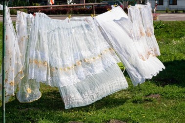 Kako 1 prirodnom namirnicom izbeleti zavese: Dodajte ovo u veš mašinu i zablistaće u momentu