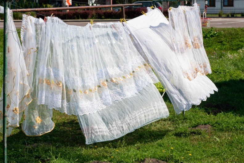 Kako 1 prirodnom namirnicom izbeleti zavese: Dodajte ovo u veš mašinu i zablistaće u momentu